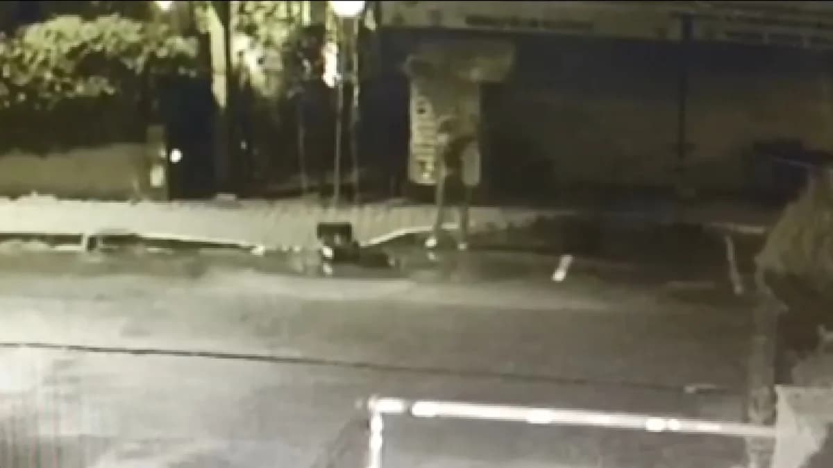 Esenyurt’ta iş yerine silahlı saldırı anı kamerada