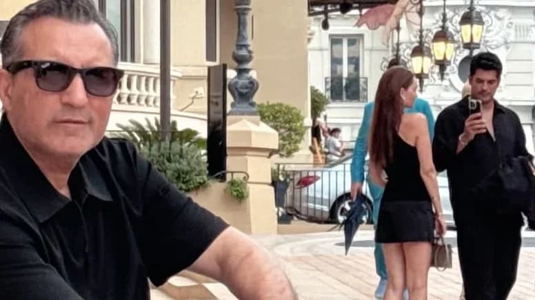 Ünlü çift Monako’da Rafet El Roman’ın fotoğrafına tesadüfen yansıdı