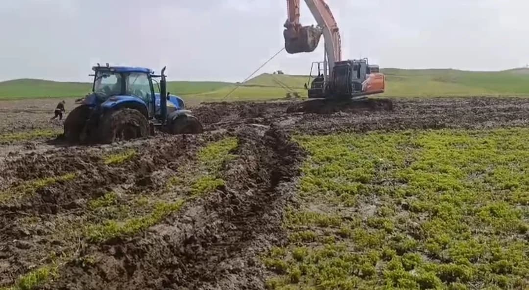 Kozluk’taki Çamur Tuzağından Traktör Kurtarma Operasyonu