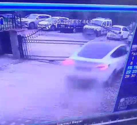 İzmit’te Yokuştan Aşağı Hızla İnen Otomobil Demir Kapıyı Kırdı