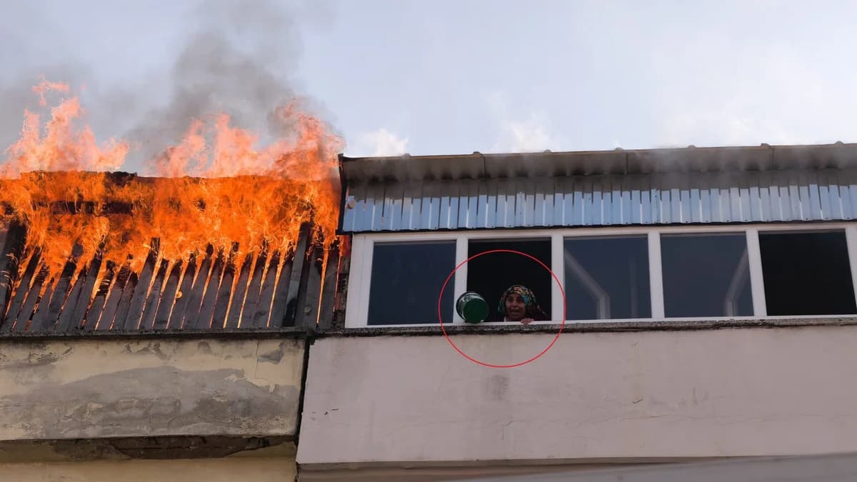 İnegöl’de Teras Katında Çıkan Yangın, Kova ile Yardım İsteyen Kadının Panik Anları