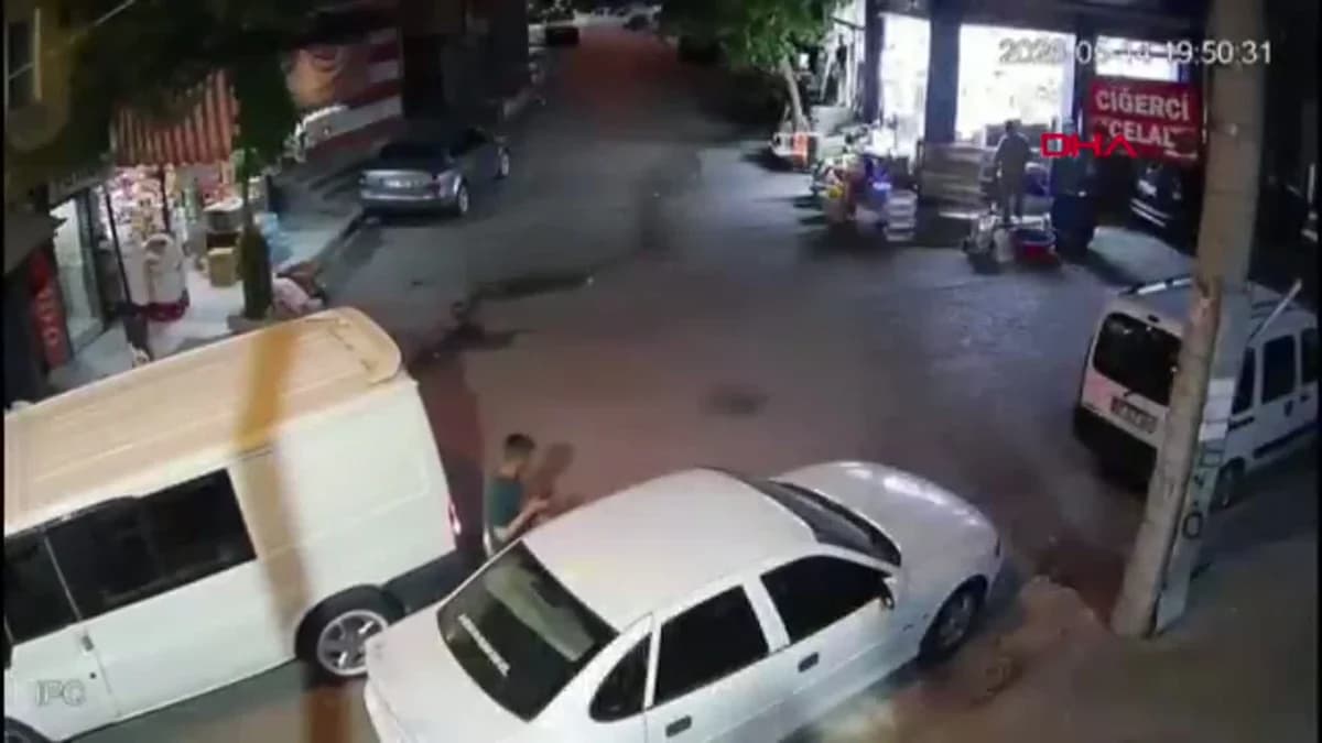 Manevra Yapan Minibüs Otomobilin Kapısına Çarptı: O Anlar Kamerada!