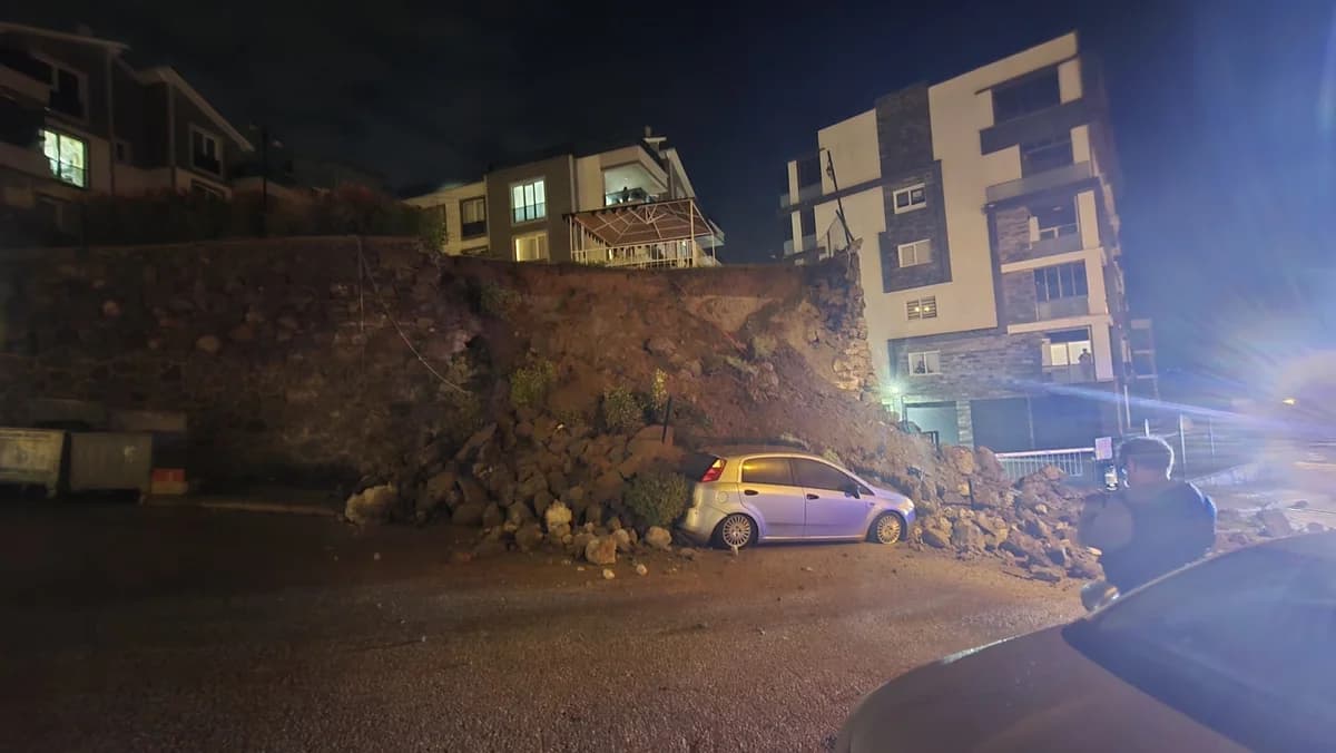 Bursa’da İstinat Duvarı Çöktü, Park Halindeki Otomobil Kullanılamaz Hale Geldi