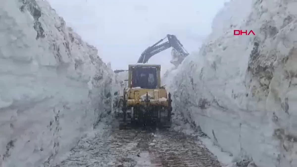 Hakkari’de 6 Metrelik Karla Mücadele Başarıyla Sonuçlandı