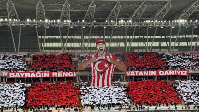 Sivasspor taraftarından Amedspor maçı öncesi Türk bayraklı koreografi