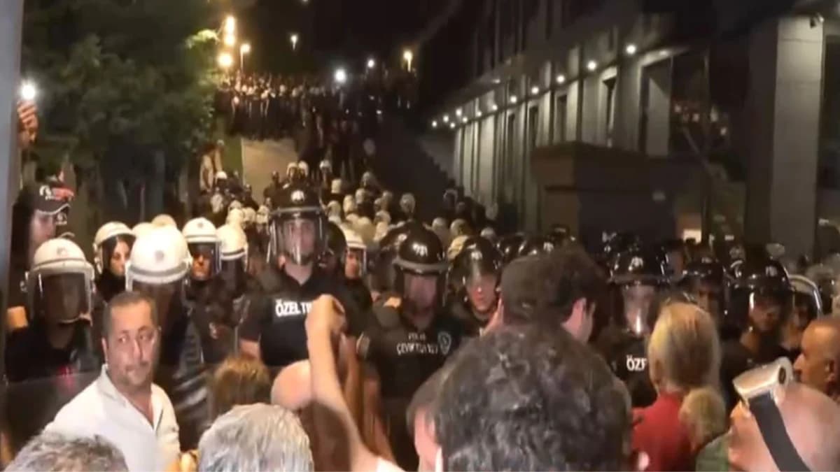 İstanbul’da CHP İl Başkanlığı Önünde Gerilim: Vatandaşlar Barikatları Aştı, Polis Müdahale Etti