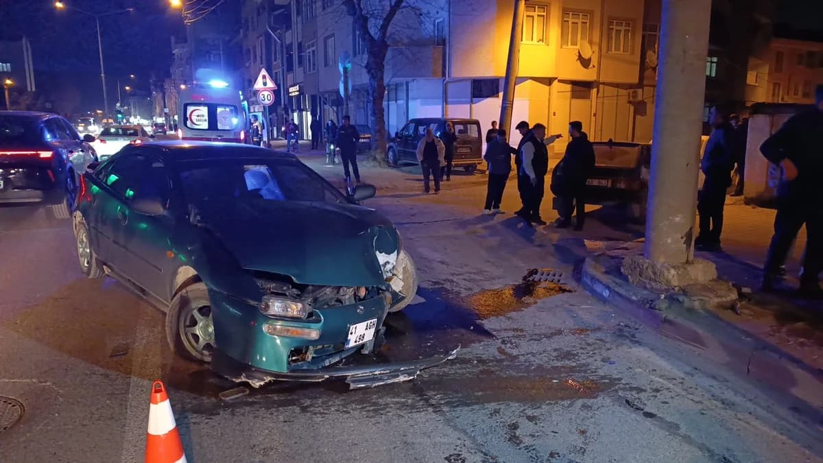 Bursa’da Kontrolden Çıkan Otomobil Enerji Direğine Çarptı: 3 Yaralı