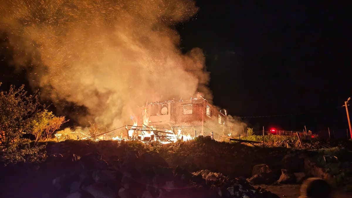 Manisa’da Korkutan Yangın: Ev Küle Döndü, 1 Kişi Dumandan Etkilendi