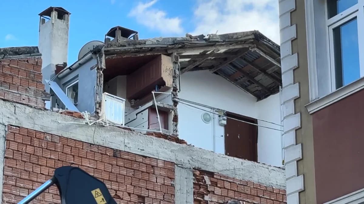 Avcılar’da Yıkım Sırasında Komşu Apartmana Zarar Verildi