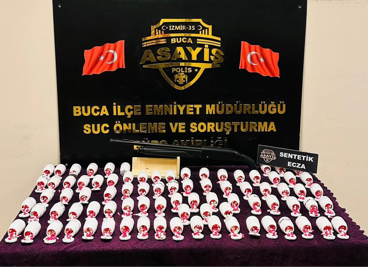 İzmir Buca’da Uyuşturucu Operasyonu: 4 Bin 984 Sentetik Hap Ele Geçirildi