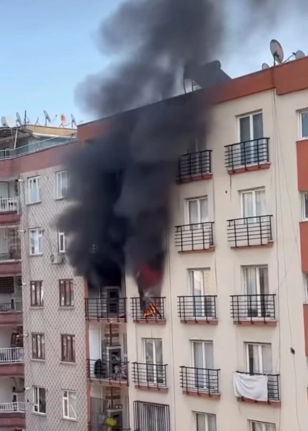 Diyarbakır’da 7 Katlı Apartmanda Yangın: 5 Kişi Dumandan Etkilendi