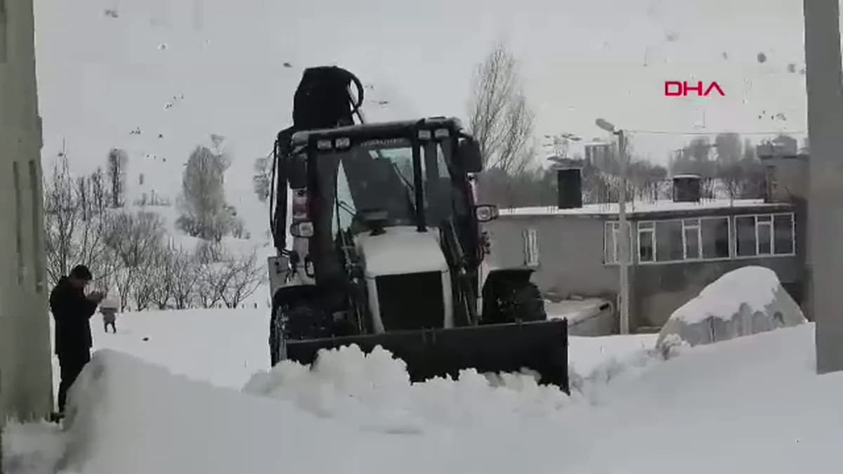 Bitlis’te 82 köy yolu kar nedeniyle ulaşıma kapandı: Vali Karakaya’dan açıklamalar