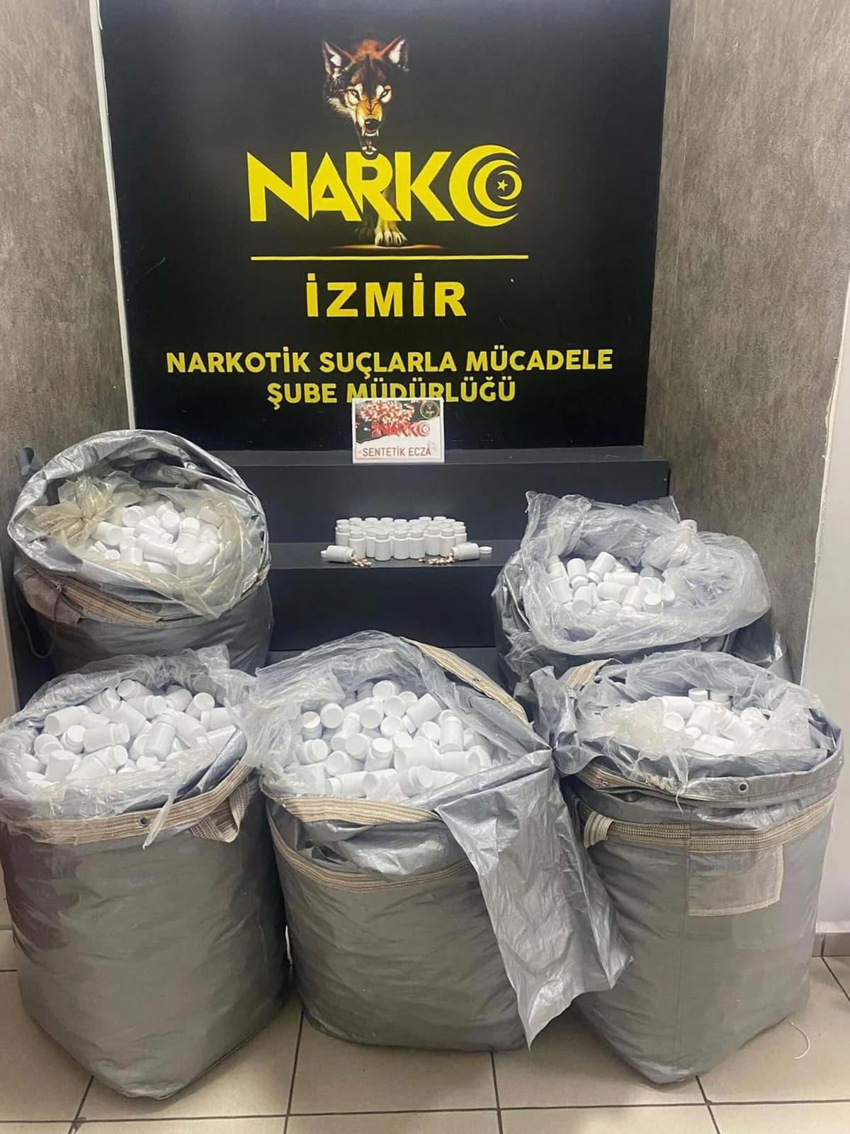 İzmir’de Uyuşturucu Operasyonu: 156 Bin 600 Sentetik Hap Ele Geçirildi