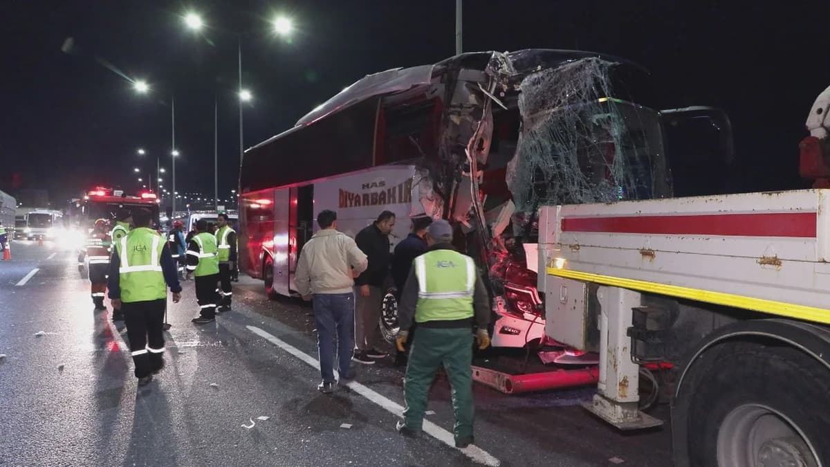 Sancaktepe’de Otobüs ve TIR Kaza Yaptı: 10 Yaralı