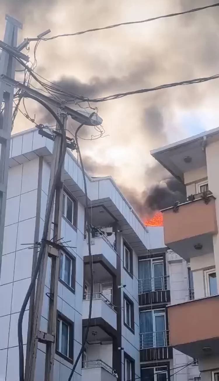 Esenyurt’ta 5 Katlı Bina Yangını İki Apartmanı Tehdit Etti