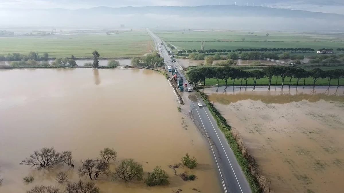 Büyük Menderes Nehri Taştı: İncirliova ve Koçarlı’da Tarım Arazileri Su Altında Kaldı