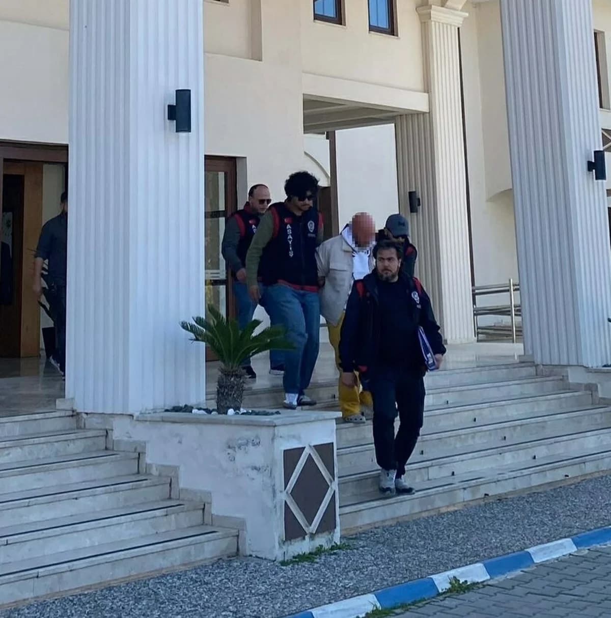 Fethiye’de KADES İhbarı Üzerine Yapılan Operasyonda Silah ve Uyuşturucu Ele Geçirildi