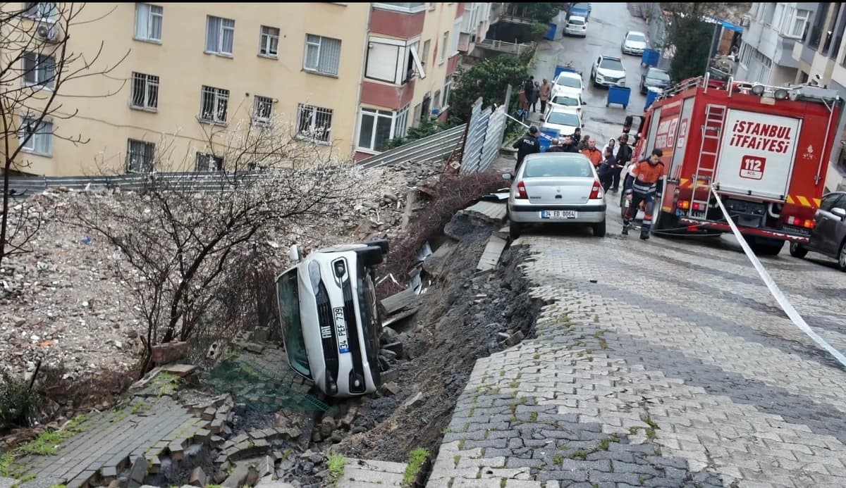 Üsküdar’da Yağış Sonrası Yol Çöktü, Araç Çukura Düştü