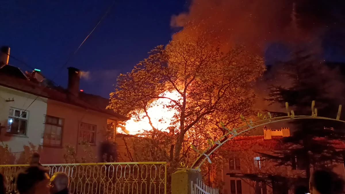 Karaman’da Korkutan Yangın: 2 Ev Kül Oldu!