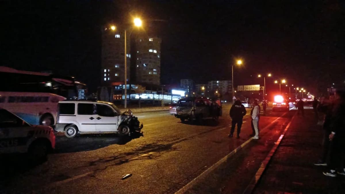 Kayseri’de Feci Kaza: Arızalanan Minibüse Çarpan Hafif Ticari Araçta 6 Yaralı