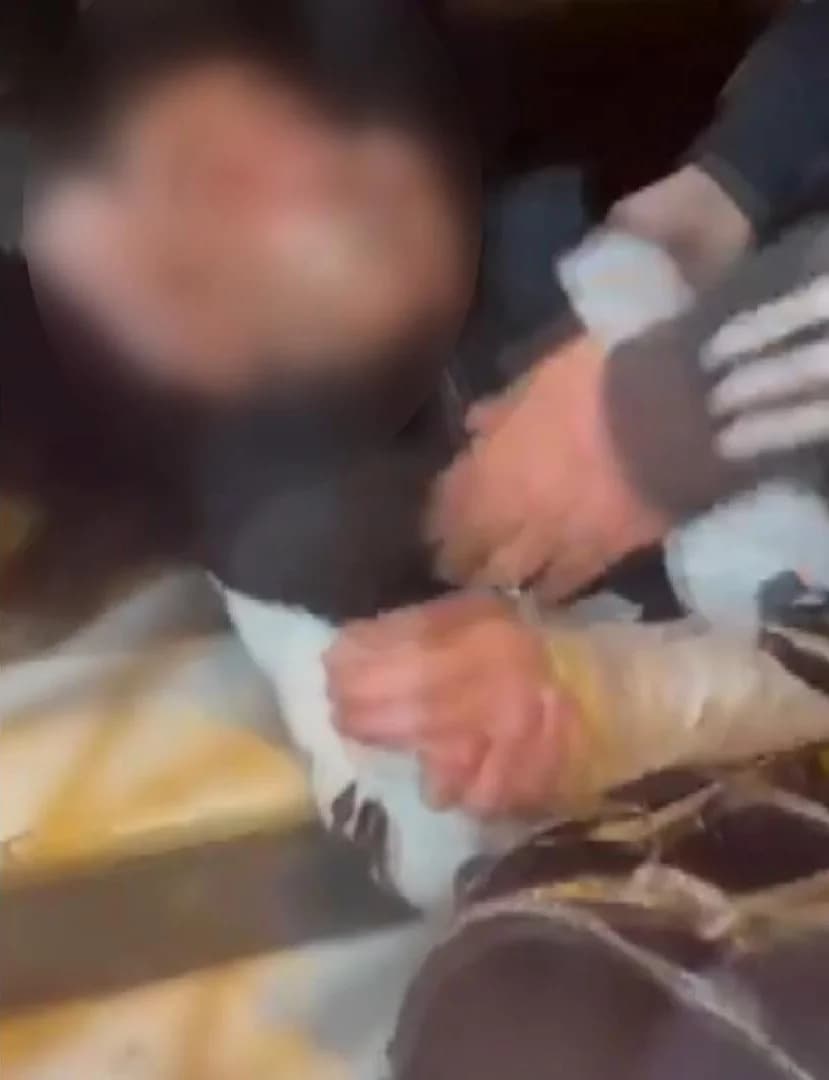 Fatih’te Bambaşka Bir Olay: Gençler Tarafından Darp Edilen Kişi Bantlandı