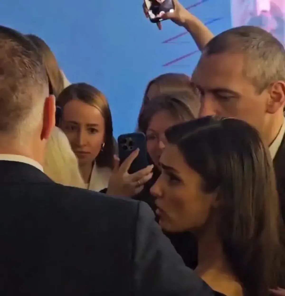 Hande Erçel küçük hayranı için korumasına tepki gösterdi