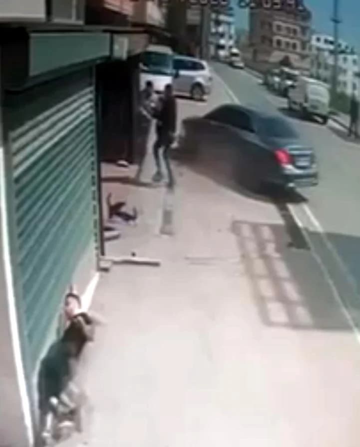 Gebze’de Motosikletliye Otomobil Çarpma Anı Güvenlik Kamerasında
