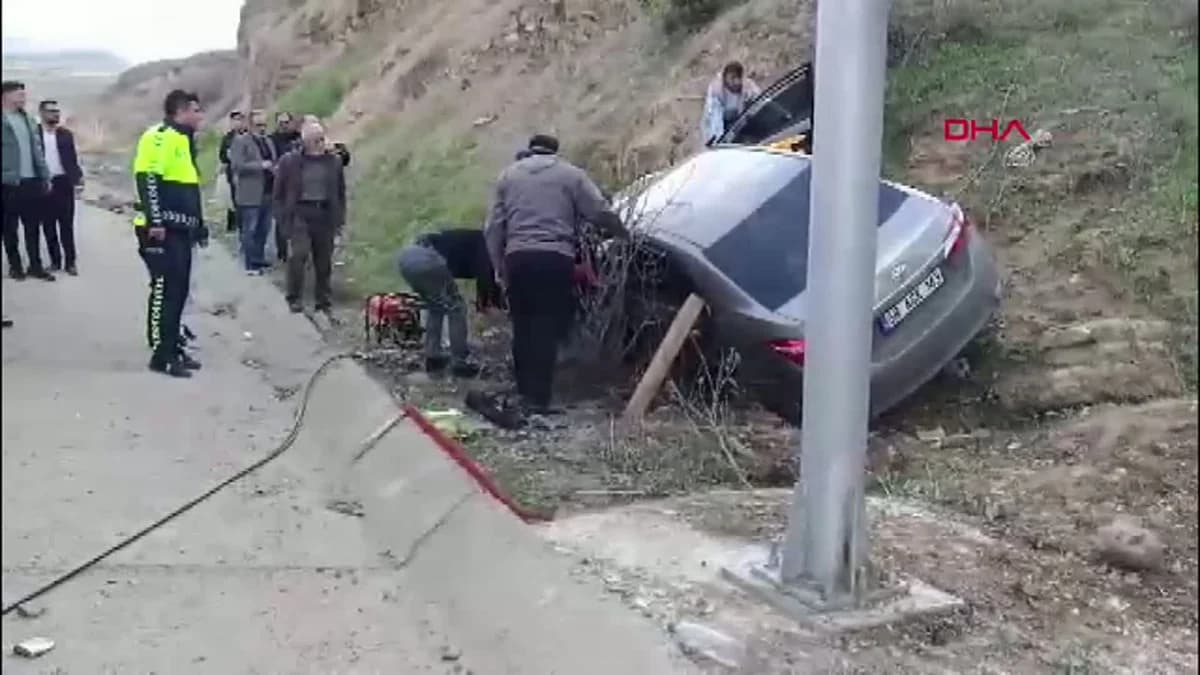 Sivas’ta Kontrolden Çıkan Otomobil Şarampole Devrildi: 3 Yaralı