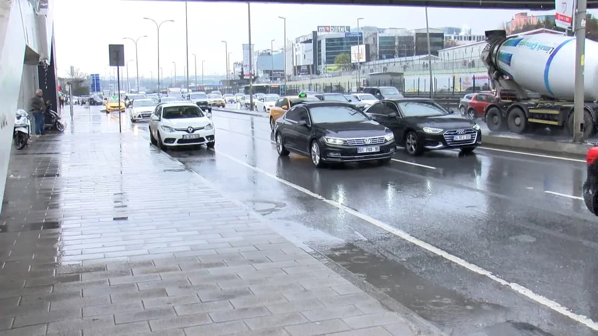 İstanbul’da Yağmur, Trafik Yoğunluğunu Artırdı