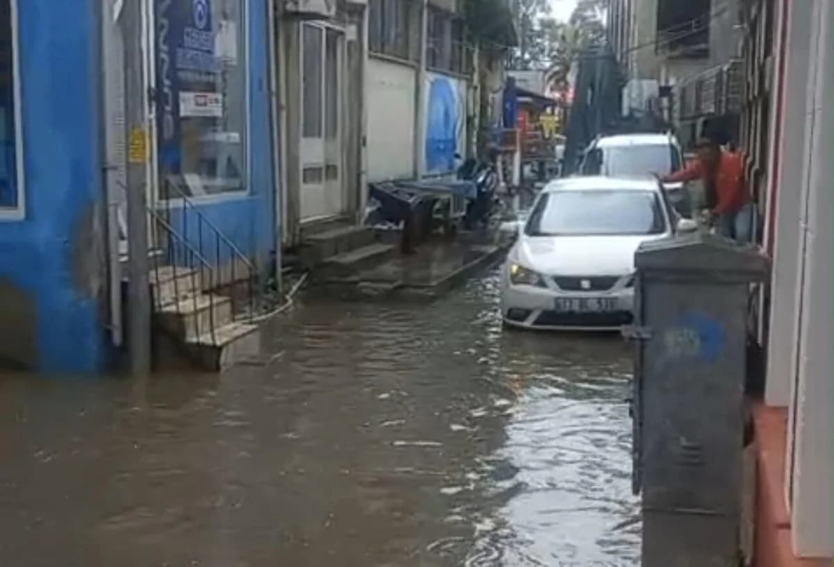 Balıkesir Ayvalık’ta Sağanak Felaketi: Cadde ve Sokaklar Göl Oldu, Sürücüler Mahsur Kaldı