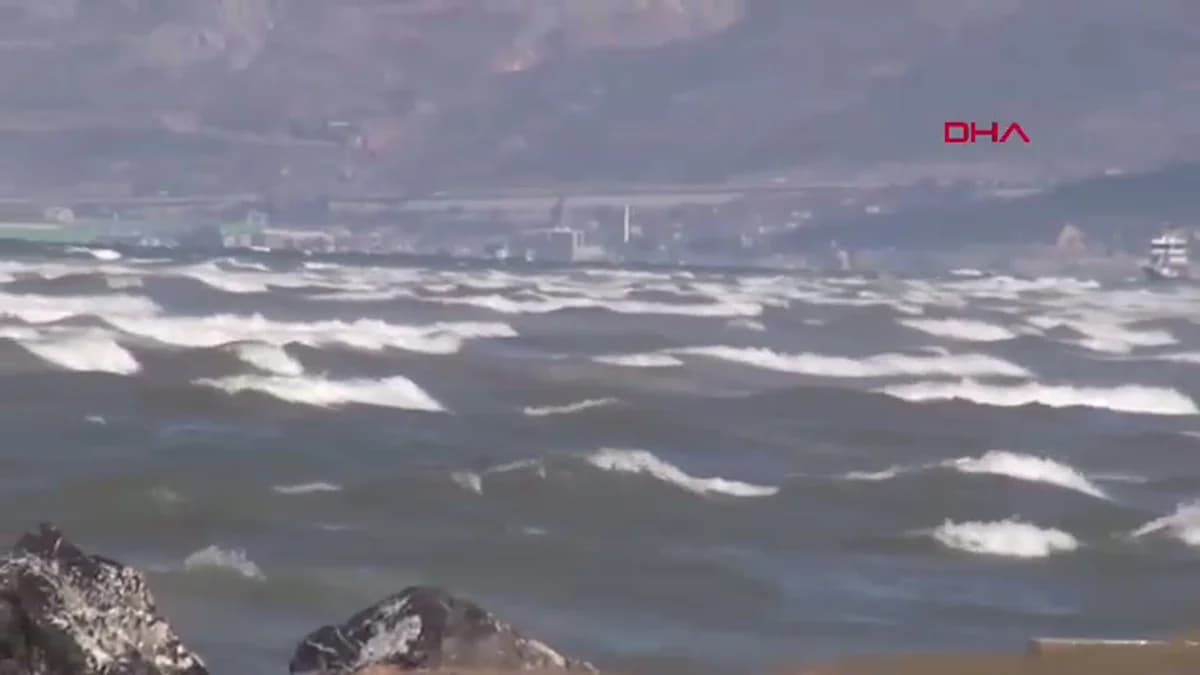 İskenderun’da Deniz Suyu 50 Metre Çekildi