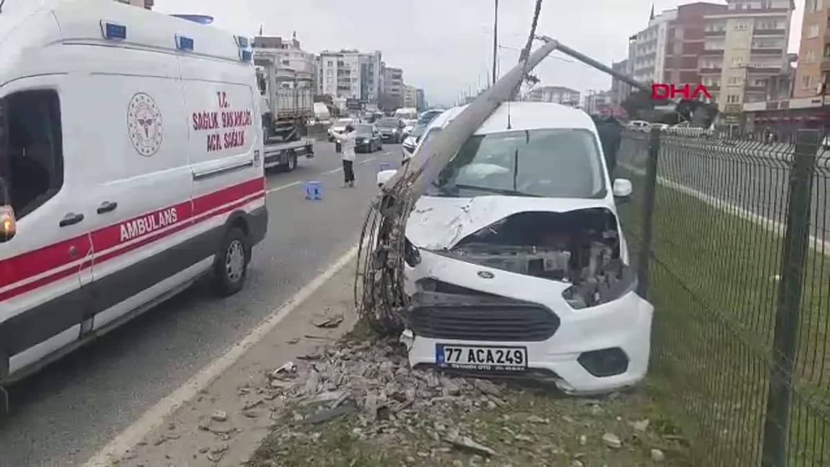 Bursa’da Hafif Ticari Araç, Refüjdeki Aydınlatma Direğine Çarptı: 2 Yaralı