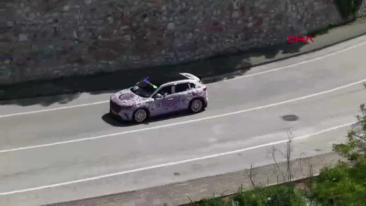 Mor Tutkunu Kadın, Togg’unu Türk Motifleriyle Dokunmuş Özel Halıyla Kaplattı