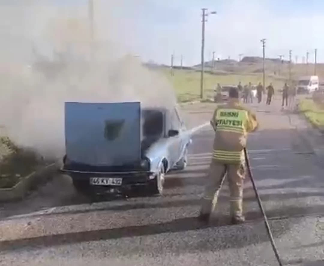 Besni’de Trafikte Seyir Halindeyken Alev Alan Otomobil Sürücüsünü Yaraladı