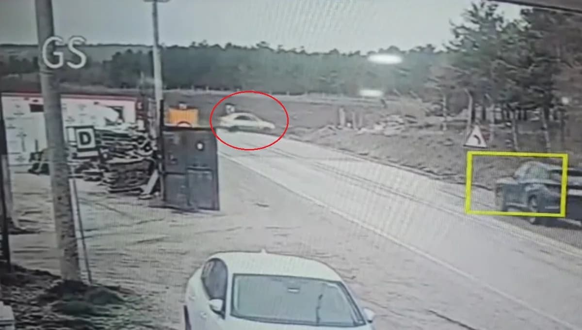 Eskişehir’de Şarampole Devrilen Otomobilde 3 Yaralı