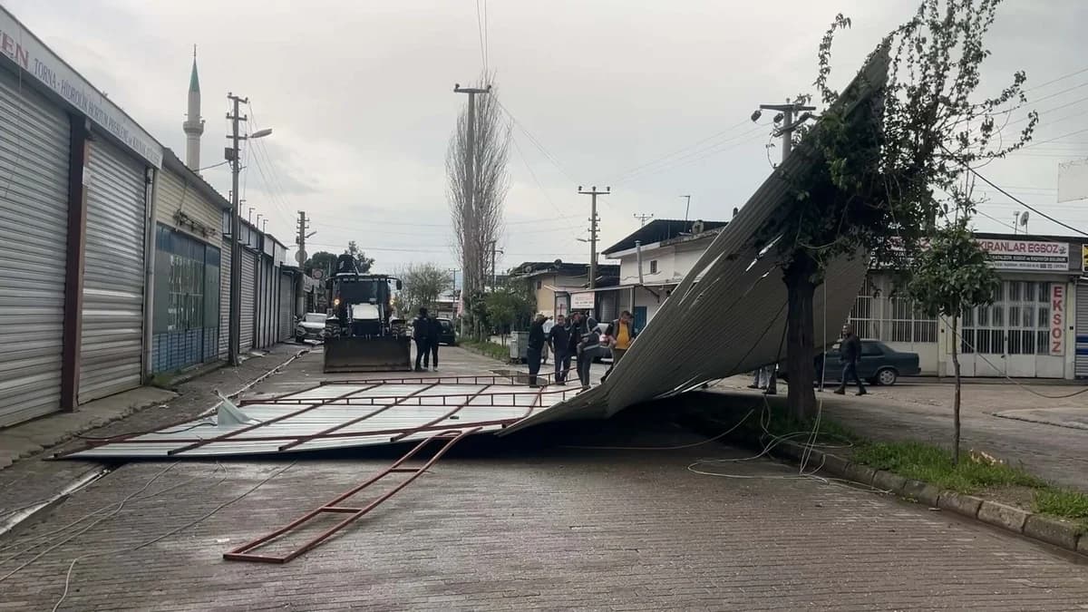 Aydın’da Fırtına, İş Yerinin Çatısını Uçurdu