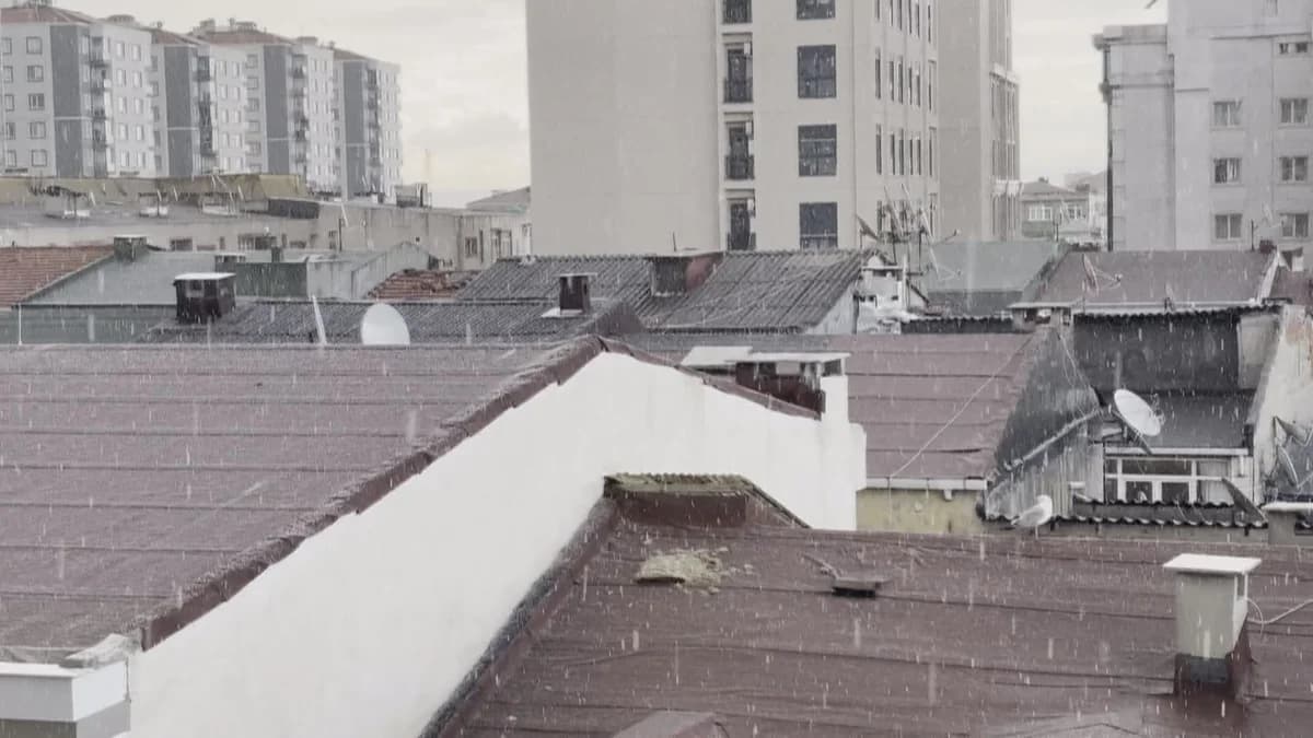 İstanbul’da Dolu Yağışı Bazı İlçeleri Vurdu