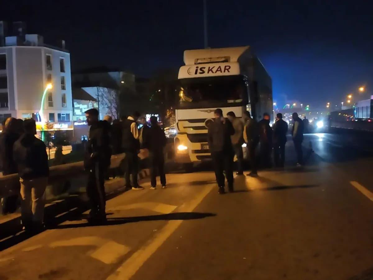 Kocaeli’de motosiklet yayaya çarptı 2 kişi öldü