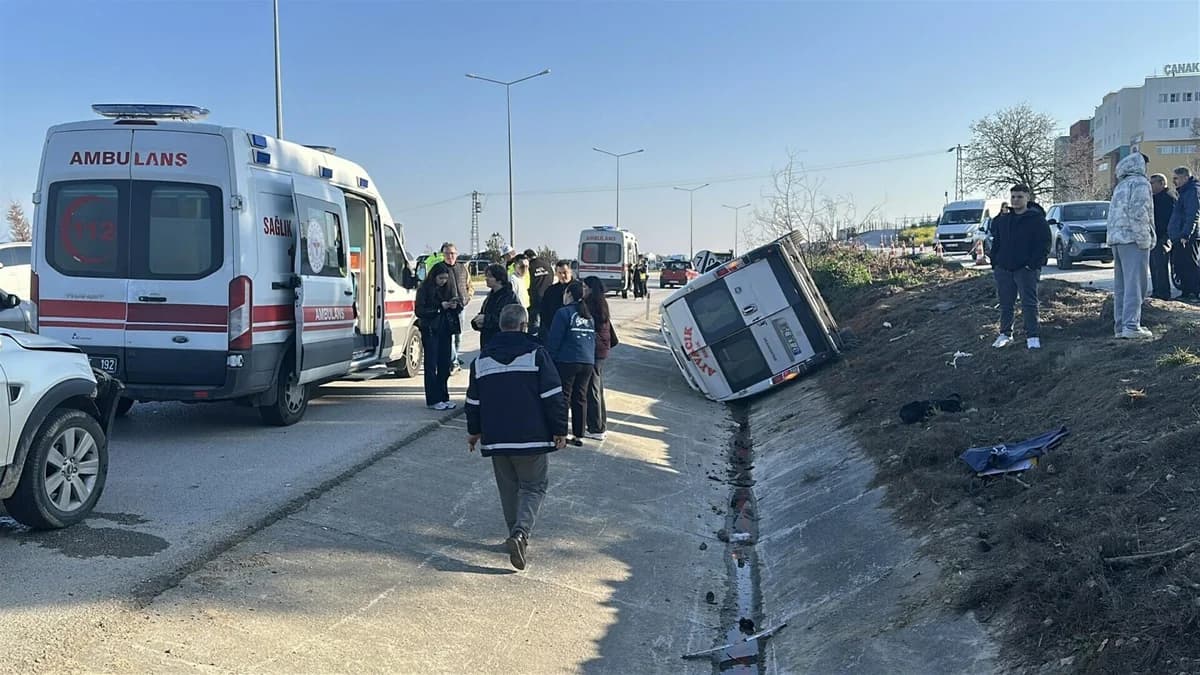 Çanakkale’de Yolcu Minibüsü ile Otomobil Çarpıştı: 8 Yaralı