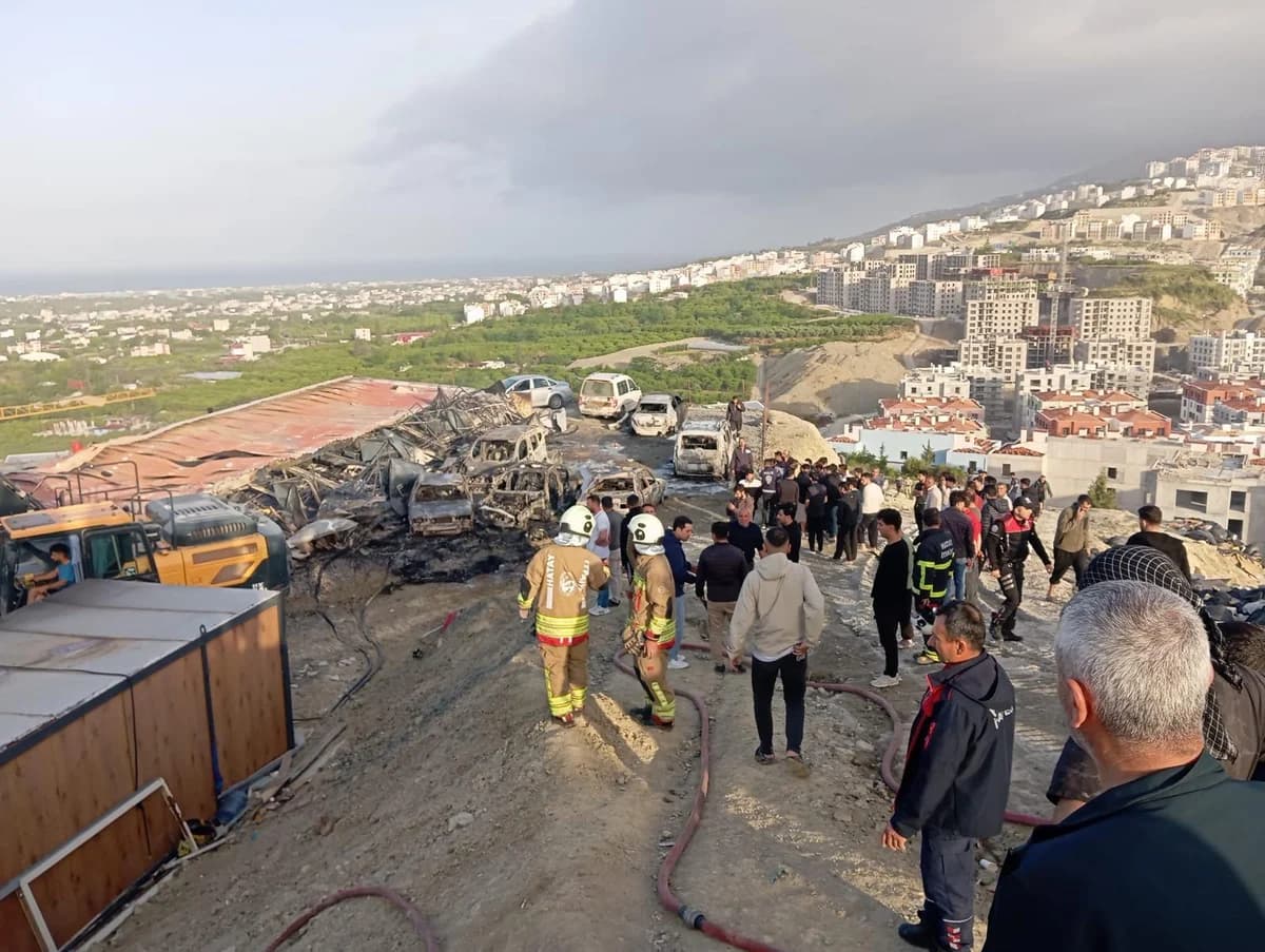 Hatay’da Şantiyede Korkutan Yangın: Konteynerler ve 8 Araç Kül Oldu