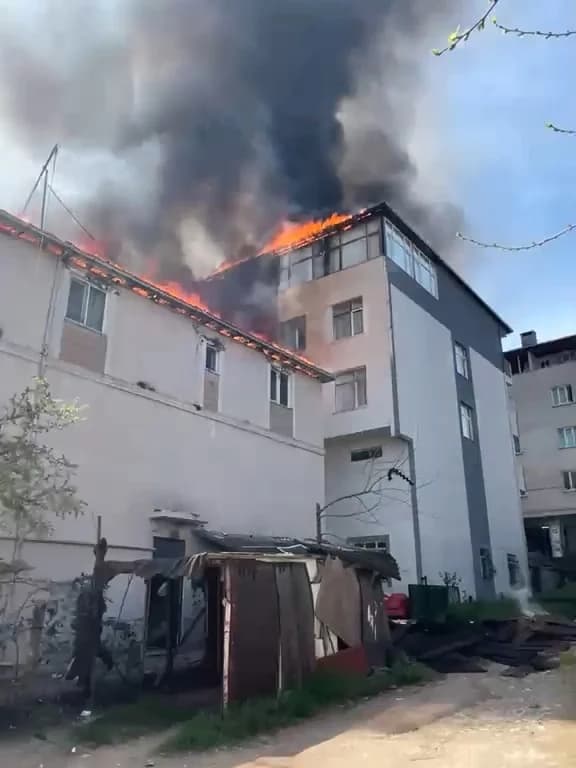 Sultanbeyli’de İki Bina Alev Alev Yandı