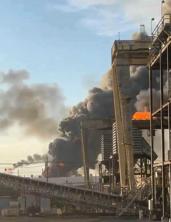 Texas’ta Petrol Rafinerisinde Patlama: Bölge Sakinlerine Uyarı