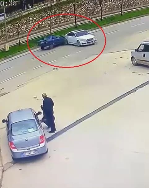 El Freni Çekilmedi, Otomobilin Kazası Güvenlik Kamerasında