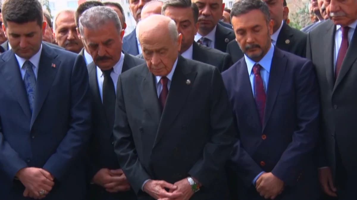 Devlet Bahçeli, Alparslan Türkeş’in Kabrini Ziyaret Etti