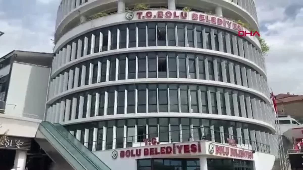 Bolu Belediyesi’nde Şok Operasyon: Jandarma Ekipleri Sabahın Erken Saatlerinde Harekete Geçti
