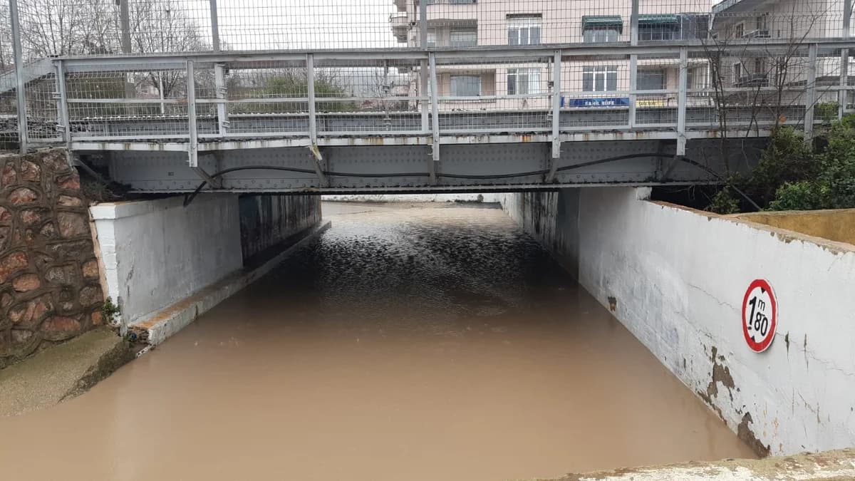 Kocaeli’de Sağanak Yağış Alt Geçidi Su Bastı