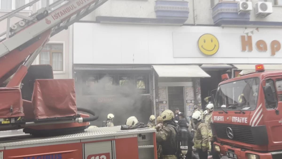 Fatih’te Zincir Market Deposunda Dehşet Anları: Alevler Yuttu, Pazar Yeri Savaş Alanına Döndü