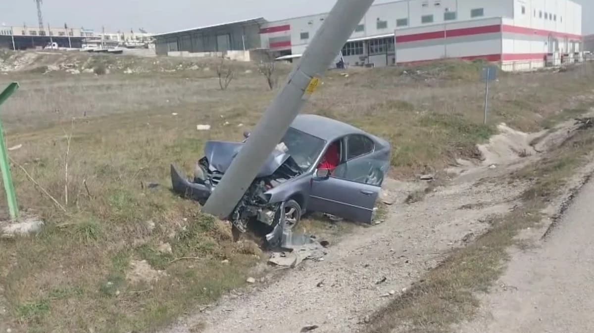 Tavşanlı’da Elektrik Direğine Çarpan Otomobilin Sürücüsü Yaralandı