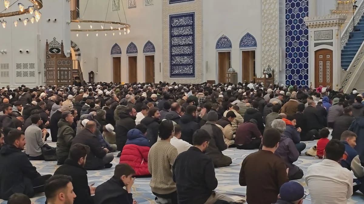 İstanbul’da Kadir Gecesi Coşkuyla Kutlandı