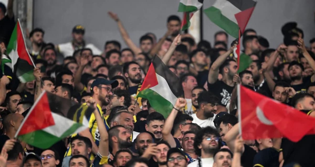 Fenerbahçe Taraftarından Gazze’ye Destek: Tribünler Filistin İçin Birleşti